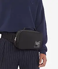 MAISON KITSUNÉ 黎塞留街旅行者系列腰包-黑