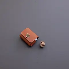 Be Two Airpod pro保護皮套_棕色皮革_小樹/米白色蠟線