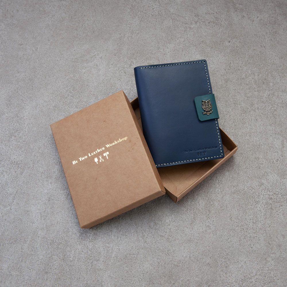 Be Two︱護照夾 passport case 護照套 出國 旅遊 客製禮物/ 藍色牛皮護照夾 + 客製燙金【請留客製訊息】/ 飛翔貓頭鷹