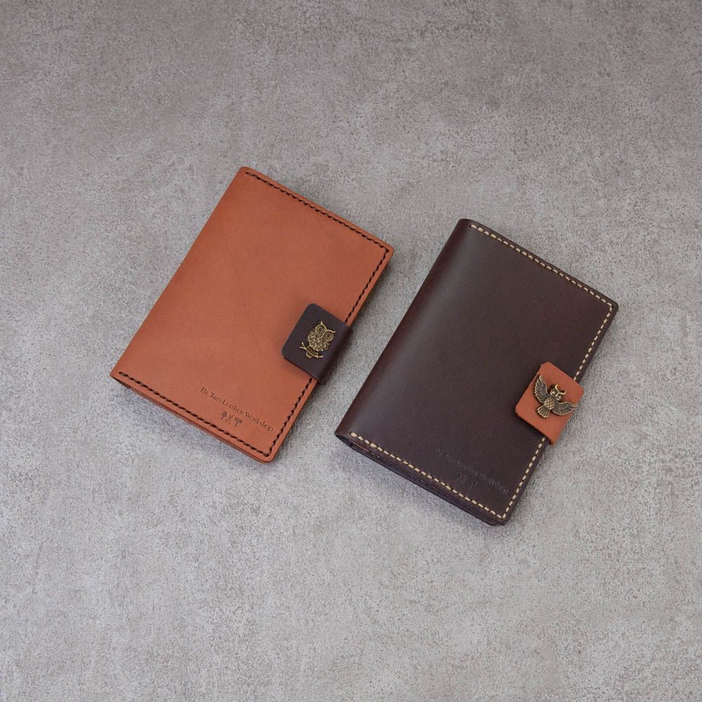 Be Two︱護照夾 passport case 護照套 出國 旅遊 客製禮物/ 棕色牛皮護照夾 + 壓印字母【請留客製訊息】/ 站立貓頭鷹