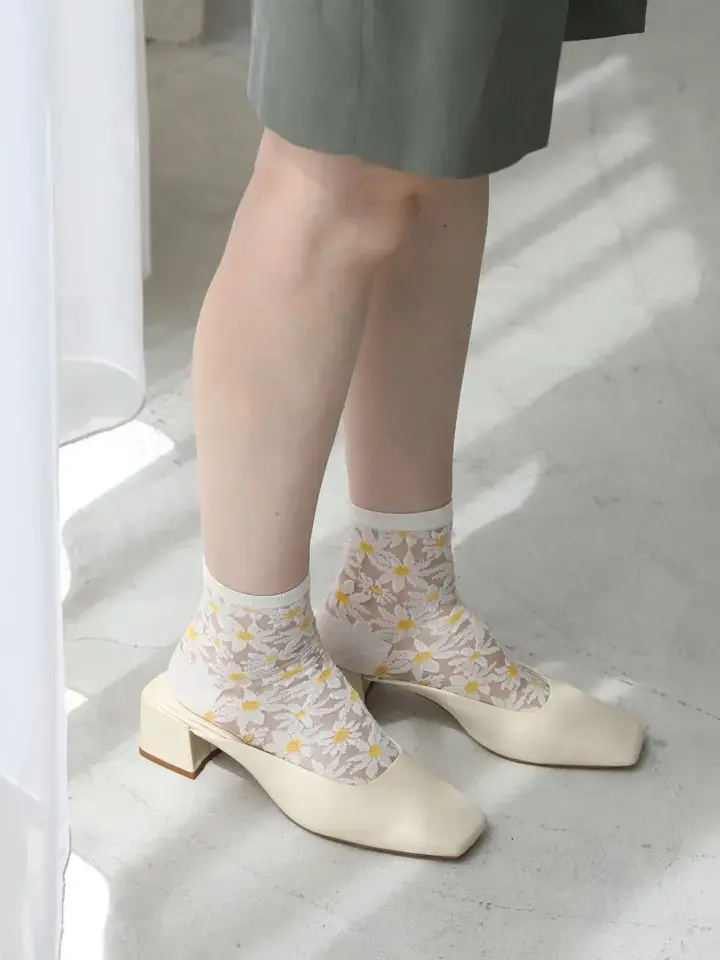 日本 Tabio 滿滿瑪格麗特透膚中筒襪/ 01/ Off White