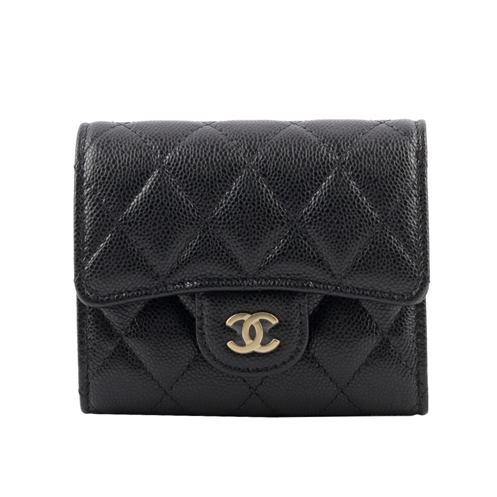 【CHANEL】金色CC Logo 菱格紋荔枝牛皮釦式零錢袋三折短夾(黑色)/平行輸入