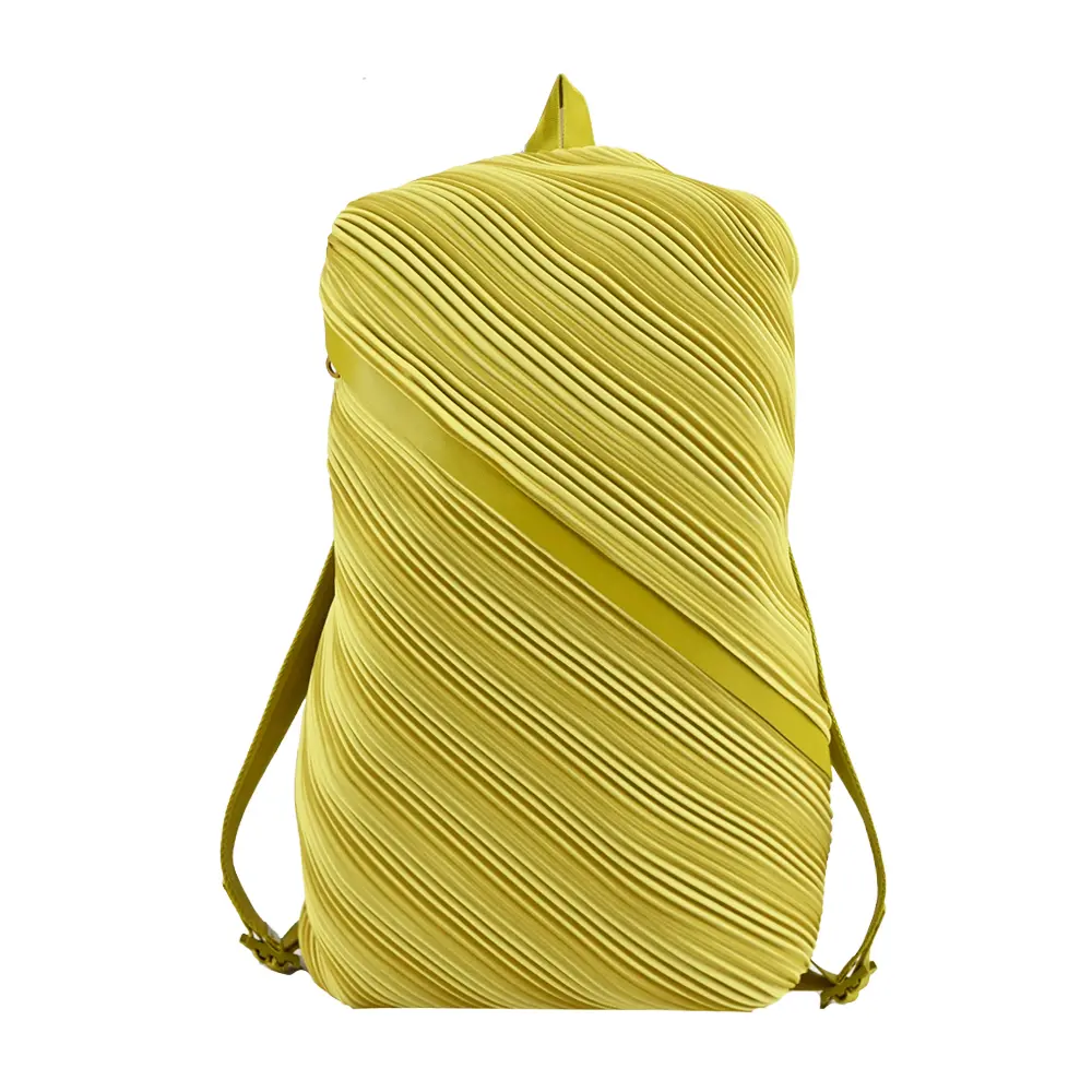 ISSEY MIYAKE 三宅一生 PP 系列 褶紋斜拉鍊後背包-芥黃/平行輸入