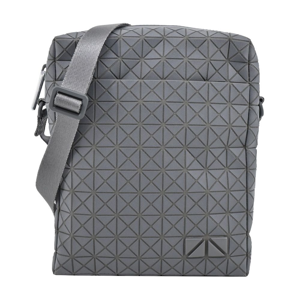 ISSEY MIYAKE 三宅一生 BAOBAO VOYAGER ONE-TONE 霧面斜背包-灰/平行輸入