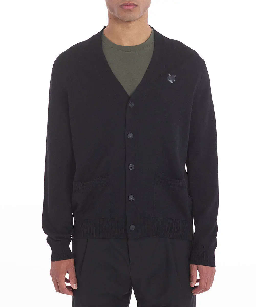 MAISON KITSUNÉ 極致黑變化狐狸頭針經典開襟毛衣_男/中性/M