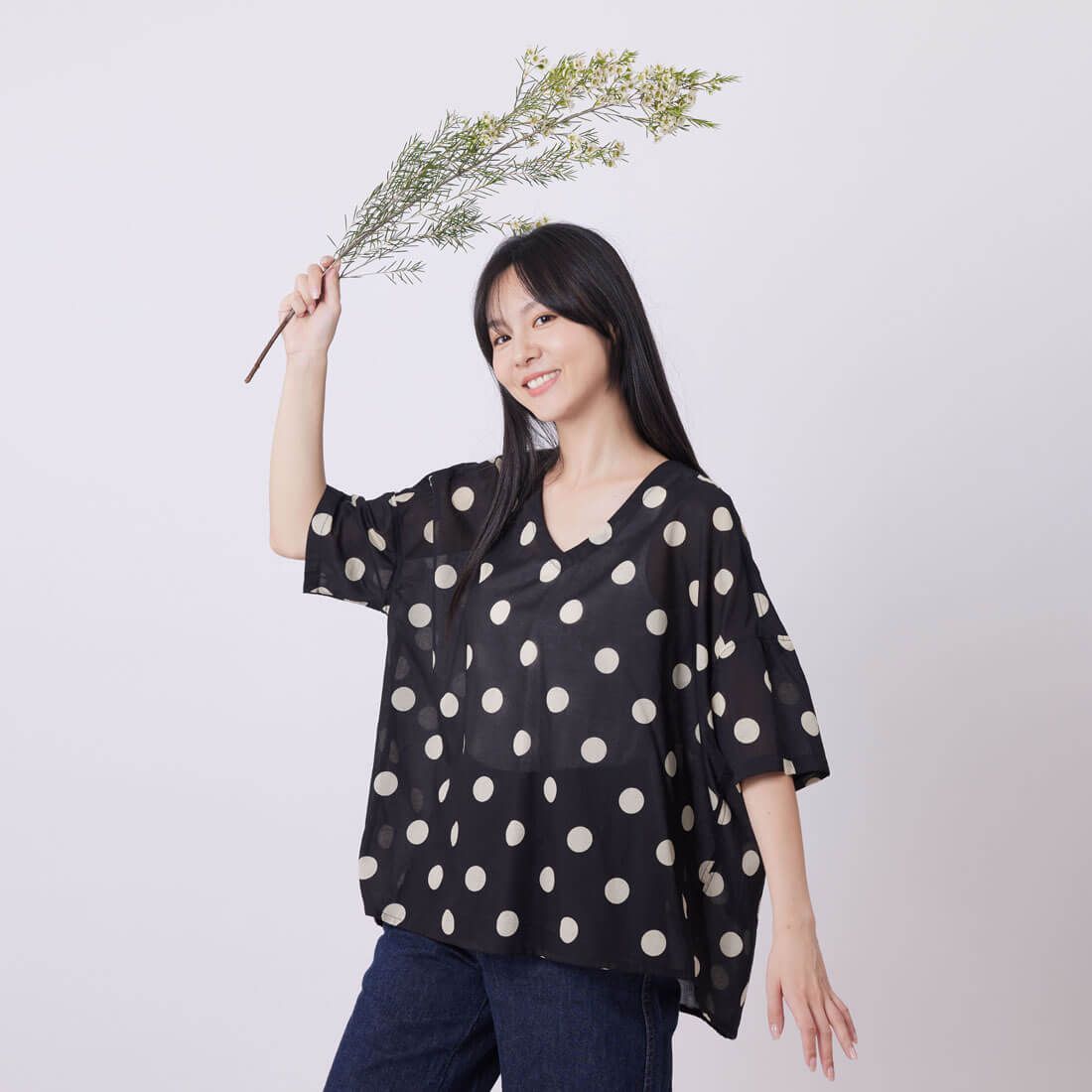 好我 so that's me Lyra大黑圓V領落肩襯衫上衣 FREE SIZE