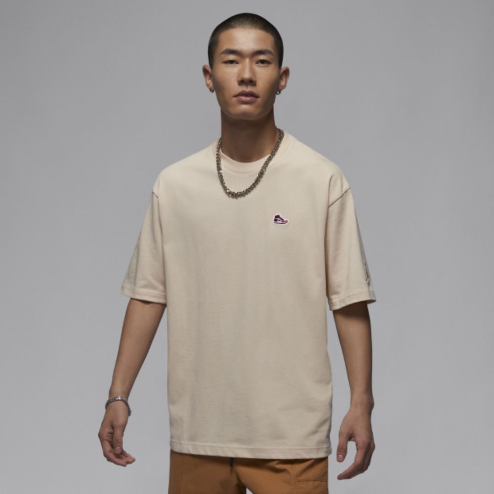 【NIKE】AS M J BRAND SNKR PTCH SS CREW 運動短袖上衣/淺褐/男款-FN5983203/ M