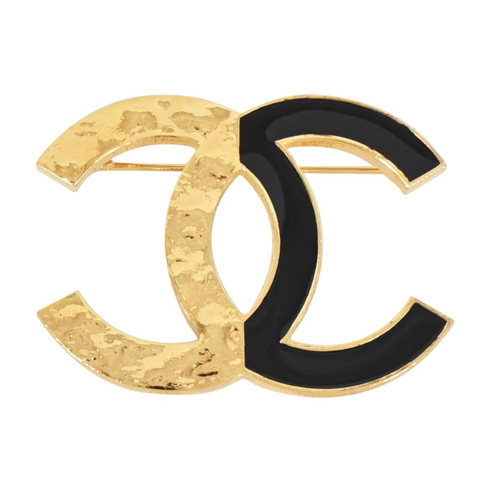 CHANEL 經典黑色琺瑯刻紋雙C LOGO造型胸針(金色)/平行輸入