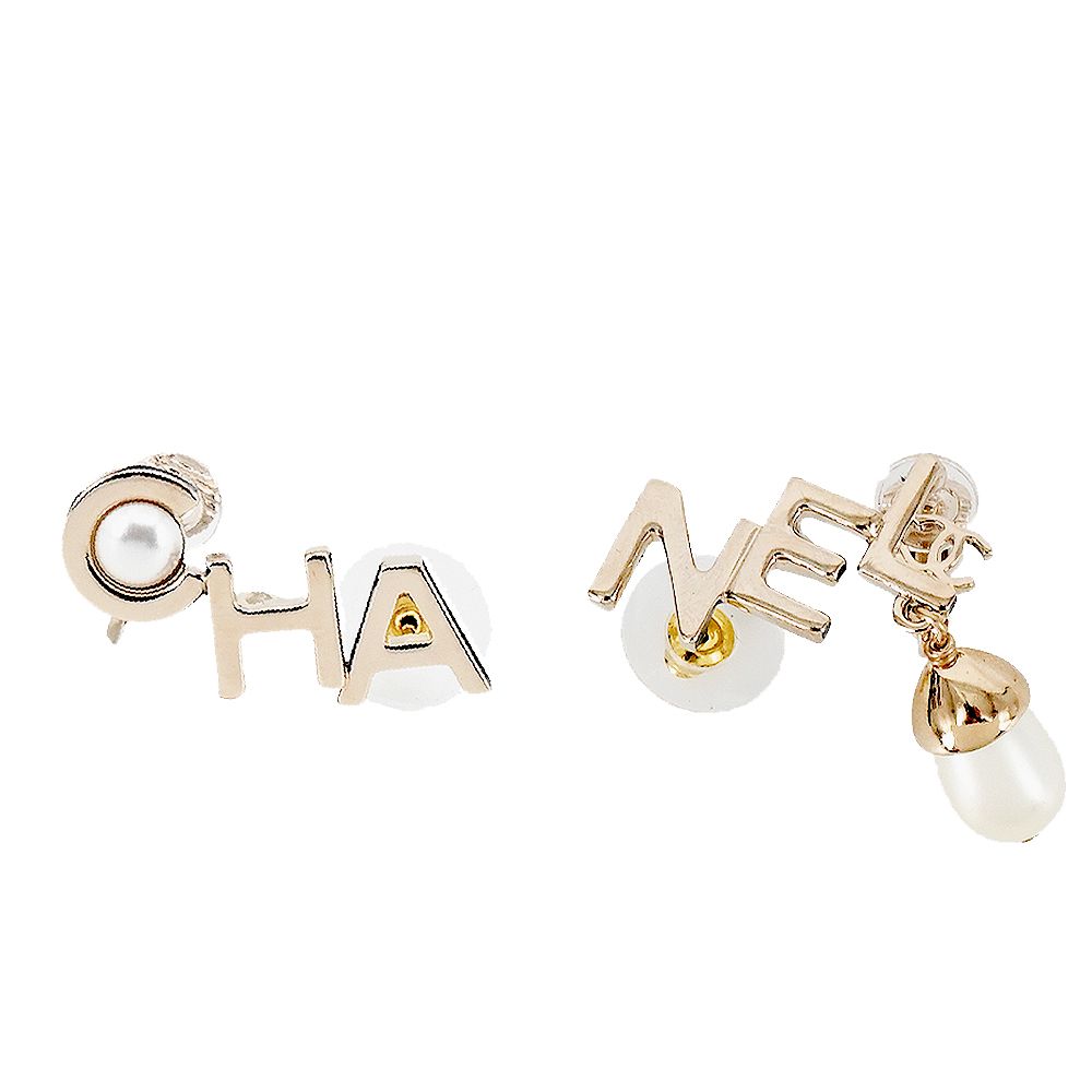 CHANEL經典不規則字母LOGO鑲嵌仿珠造型穿式耳環(淡金)/平行輸入