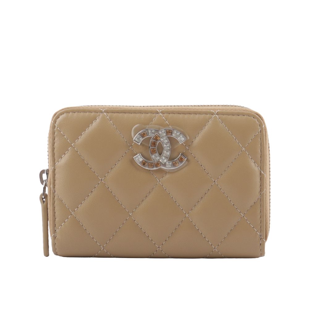 【CHANEL】雙色珠寶CC Logo 羊皮ㄇ形拉鍊零錢包(深米色)/ 平行輸入