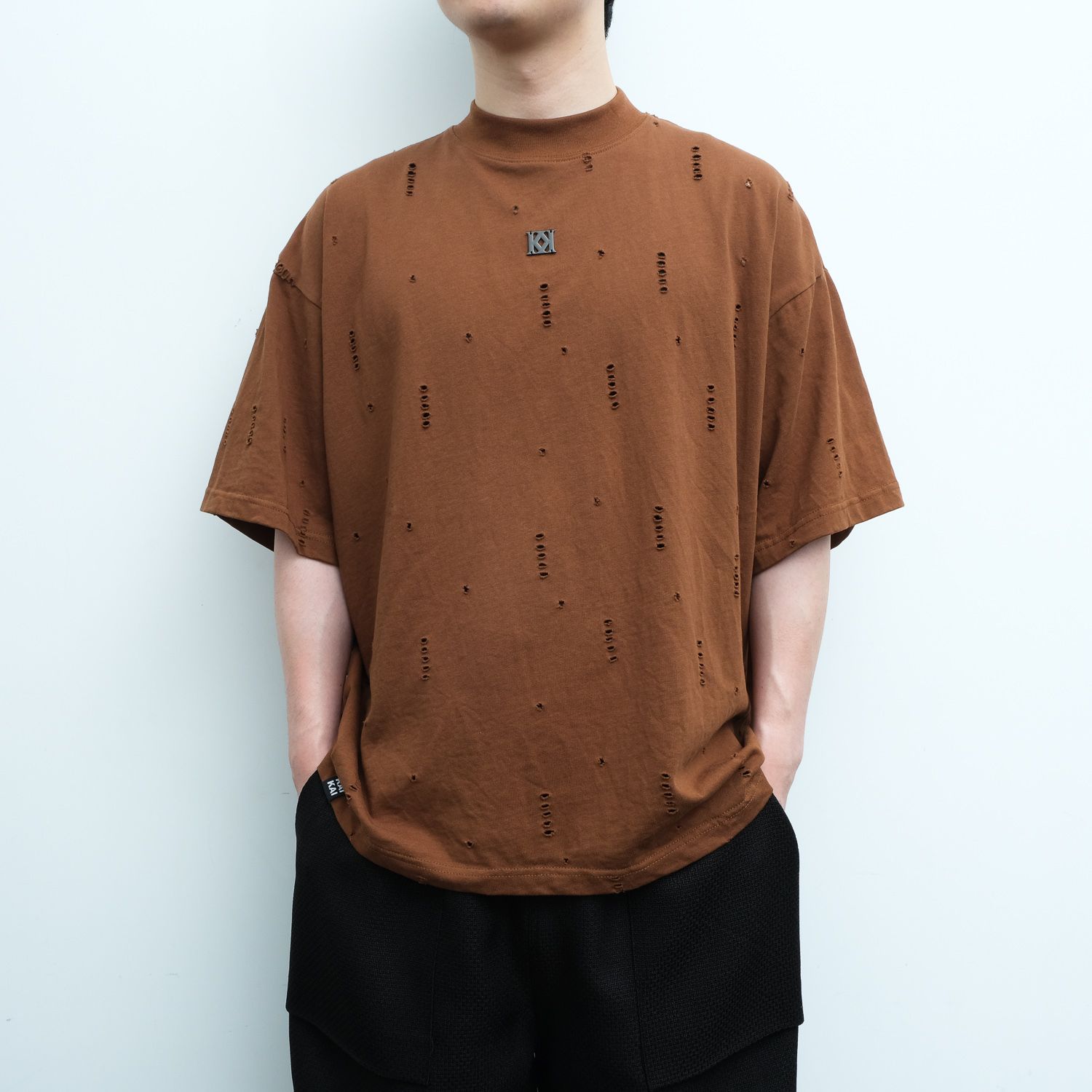 KAI KAI "AEON" 金屬標破洞落肩Tee/ 咖啡色