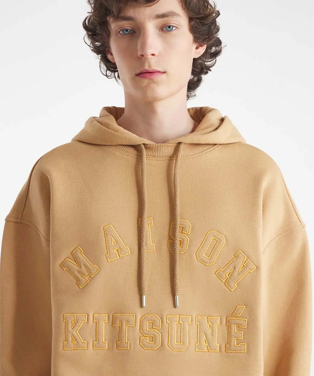 MAISON KITSUNÉ 羊皮米學院風字母LOGO寬鬆連帽衛衣_男/中性/ M