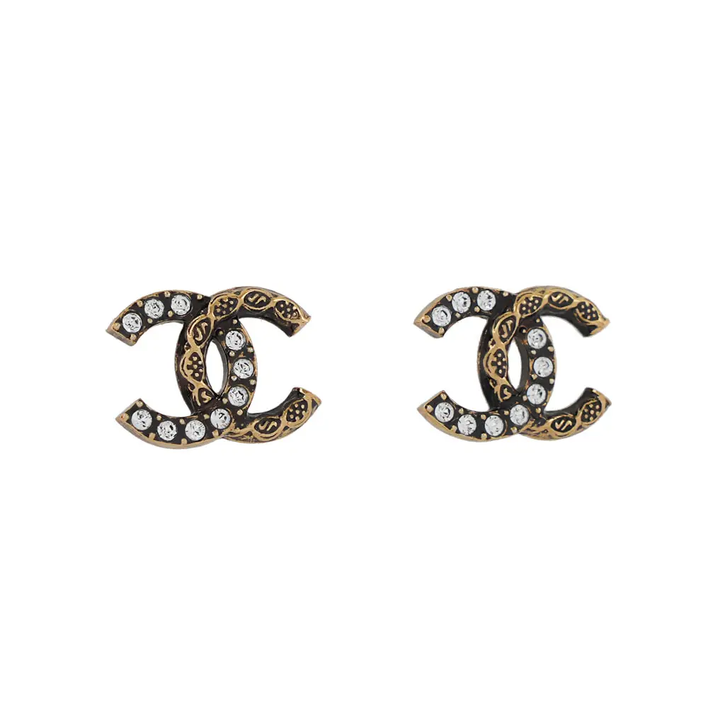 【CHANEL】CC Logo 半鑽及圖騰雕刻仿舊復古針式耳環(金色)/ 平行輸入
