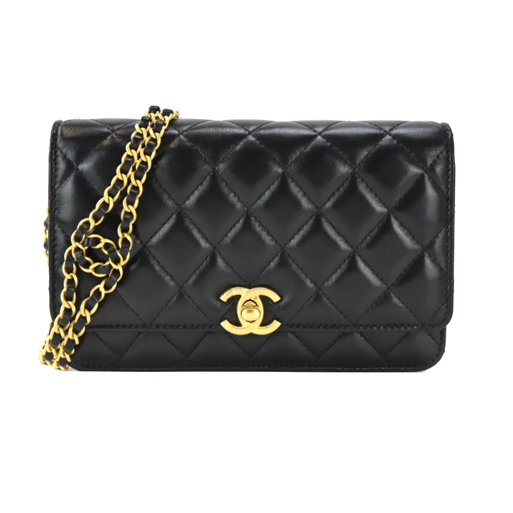 CHANEL 經典雙C菱格紋小羊皮LOGO鏈帶斜背包(黑色)/平行輸入