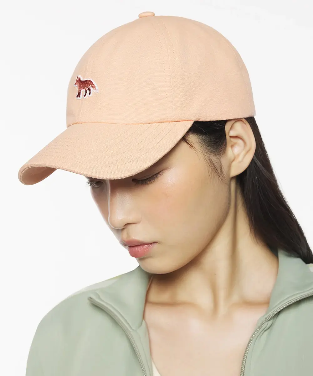 MAISON KITSUNÉ 藕粉色小狐狸LOGO六分割棒球帽