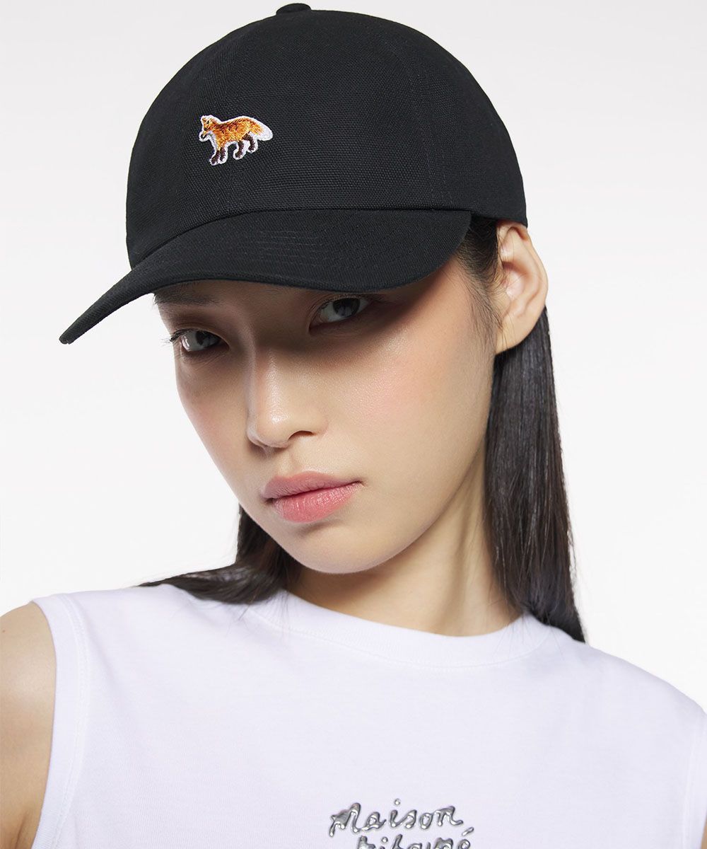 經典百搭✨MAISON KITSUNÉ 寧靜黑小狐狸LOGO六分割棒球帽