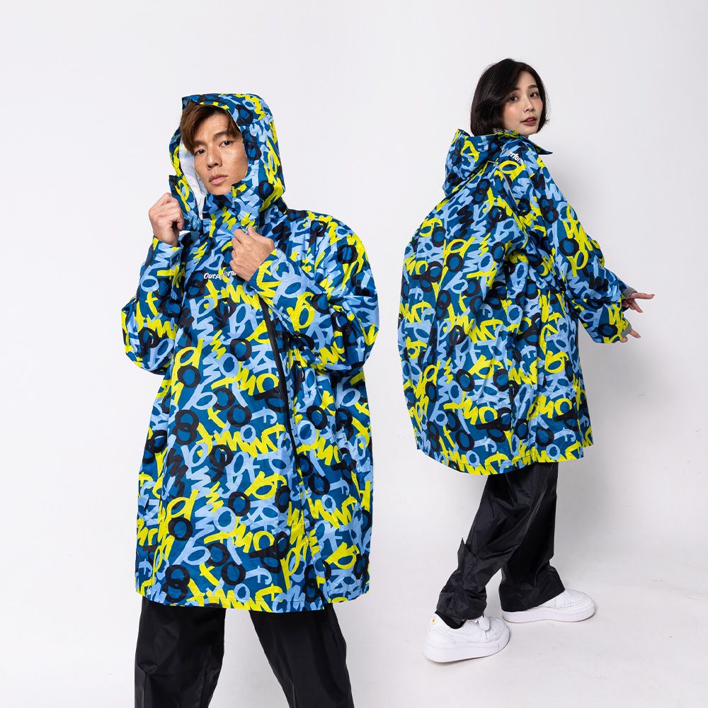 【OutPerform-奧德蒙雨衣官方直營】去去雨水走背包款長版風雨衣+雨褲/ 藍底塗鴉-F/ 雨褲-XL
