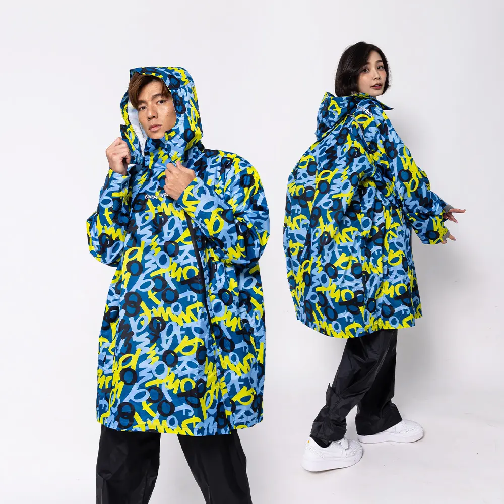 【OutPerform-奧德蒙雨衣官方直營】去去雨水走背包款長版風雨衣+雨褲/ 藍底塗鴉-F/ 雨褲-3XL