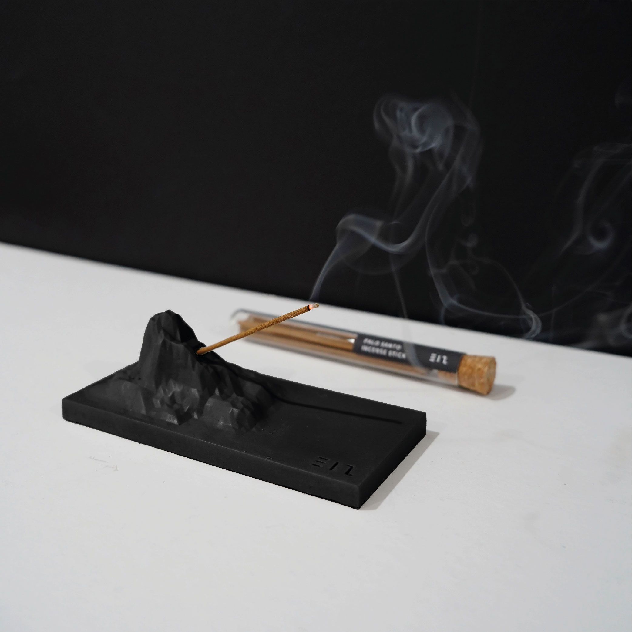 T.I.N.T STUDIO香薰座/ 巖/ 黑