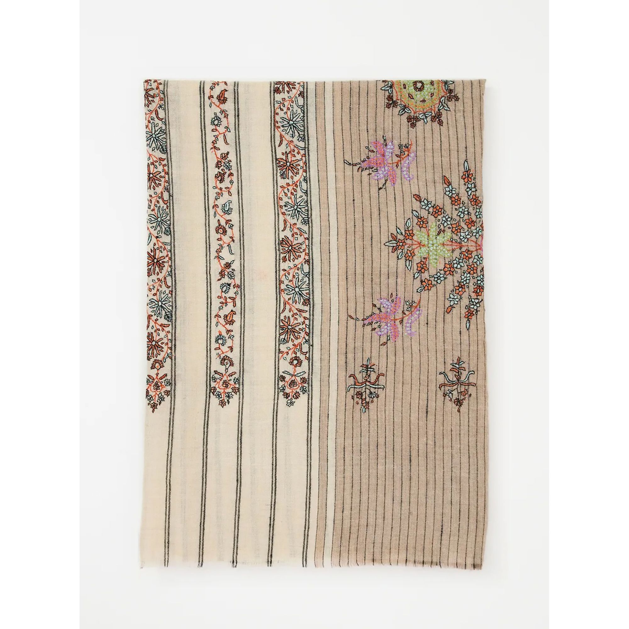 《Bala Shawls》Hand Embroidered Pashmina 喀什米爾手工刺繡披肩/ 羊毛原色獨家藤蔓花卉