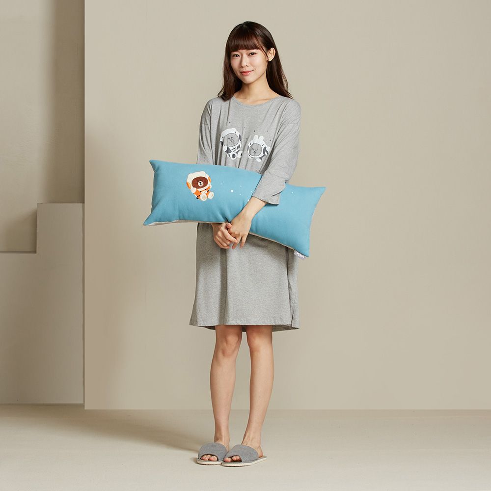 YVONNE COLLECTION LINE FRIENDS｜熊大宇宙漫遊抱枕 (30x70公分)