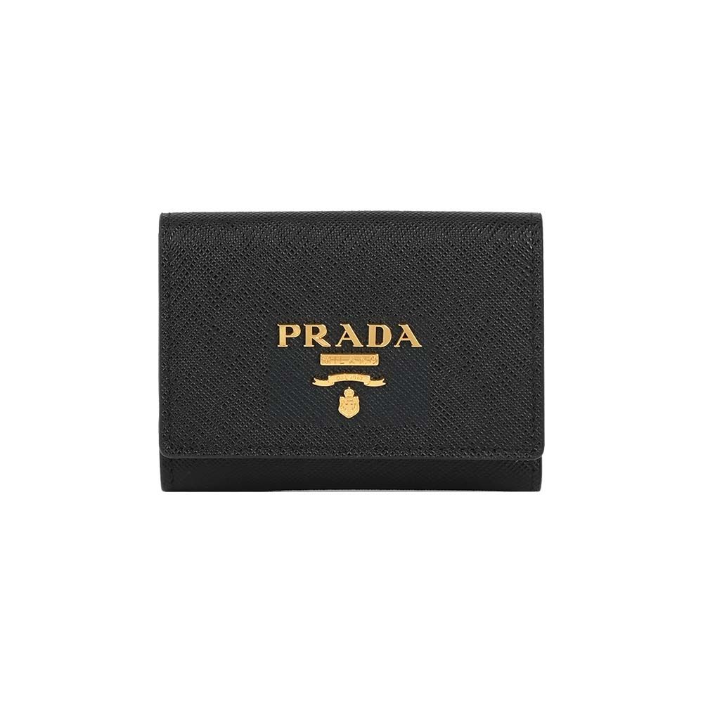 【PRADA】浮雕Logo 防刮皮革雙釦迷你三折短夾(黑色/淡粉色)/ 平行輸入