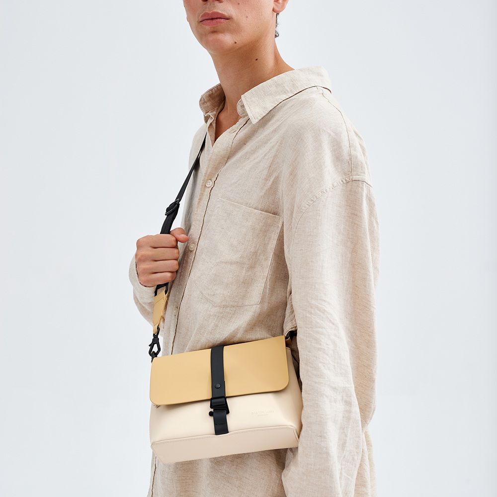 Gaston Luga Spläsh Crossbody Bag斜肩側背包/ 拿鐵色/奶油白