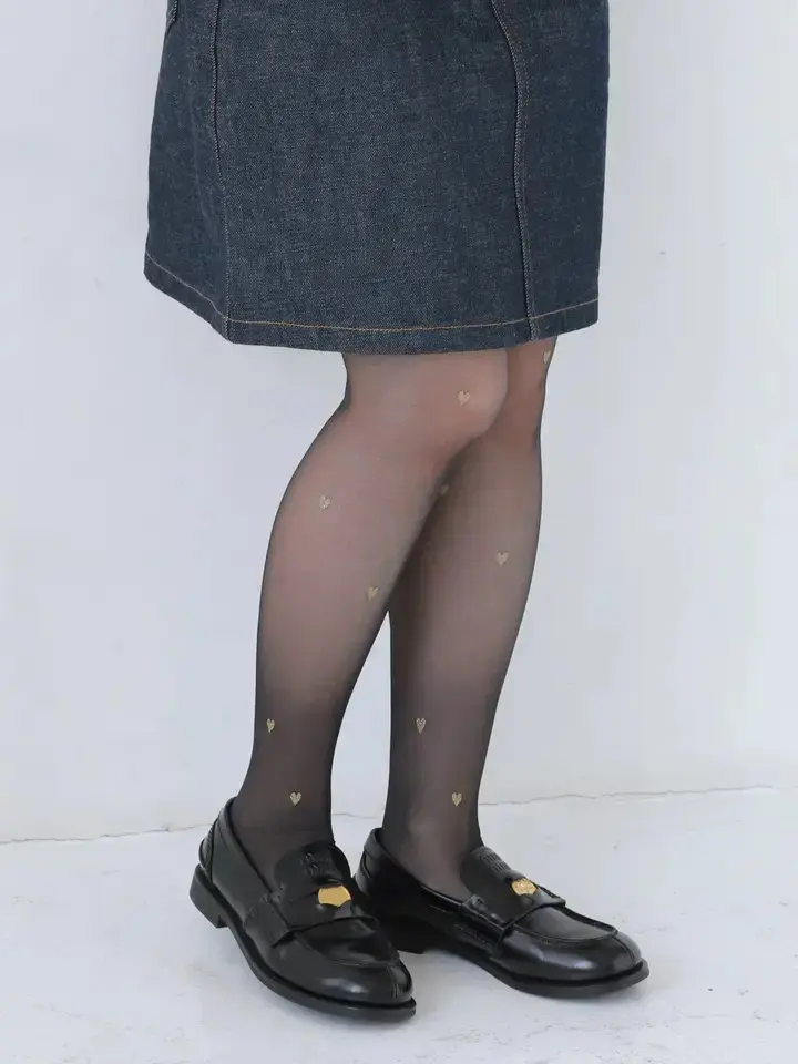 日本 Tabio 閃亮愛心印花絲20丹絲襪/ 13/ Black+Gold