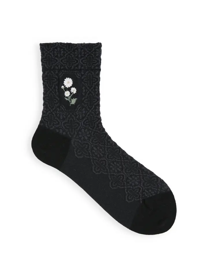 日本 Tabio 浮織紋小雛菊刺繡中筒襪/ 12/ Black