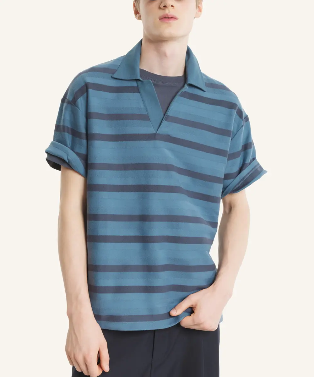 MAISON KITSUNÉ 霧影藍橫條紋緹花寬鬆POLO衫/中性/男裝/ M