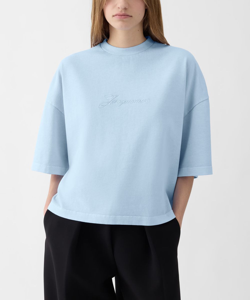 JACQUEMUS 淺藍草寫LOGO短袖TEE/女裝/ S