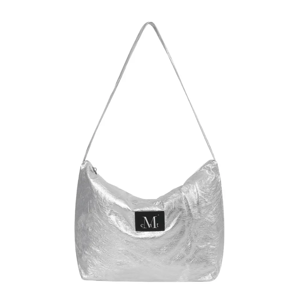 韓國 MUCENT RAEL GLOSSY LEATHER PATCH SHOULDER BAG 光澤皮革Logo標牌肩背包 銀色Silver