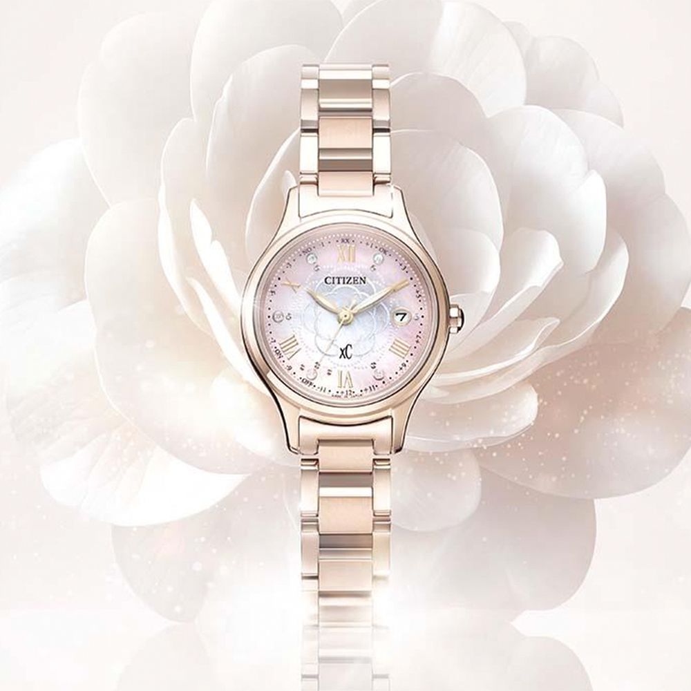 CITIZEN 星辰 XC Hebe田馥甄廣告款 限量 粉色山茶花 光動能鈦金屬電波白蝶貝鑽石女錶(ES9498-69N)