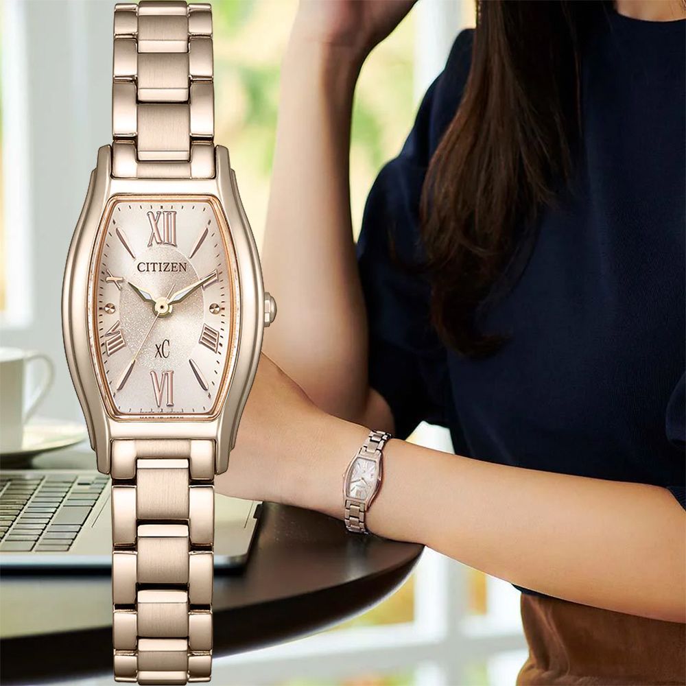 CITIZEN 星辰 XC 限量 流金歲月酒桶型光動能女錶 手錶-玫瑰金(EW5546-56X)