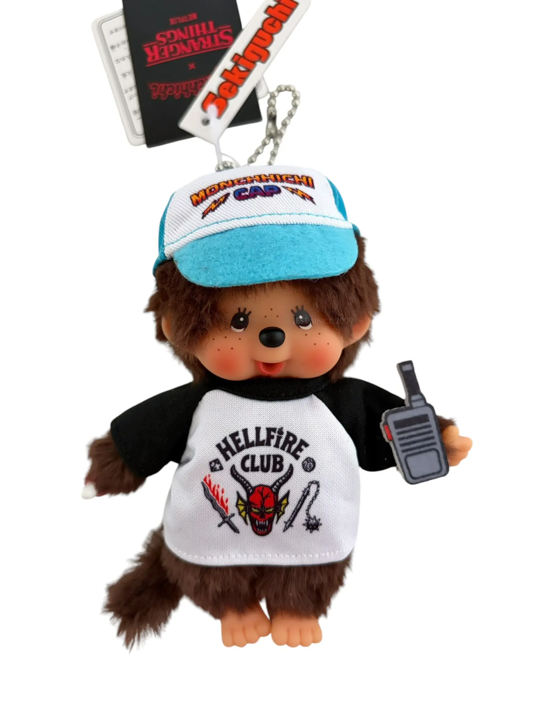 【現貨】怪奇物語 x Monchhichi 超人氣聯名吊飾(206025/黑/男孩/吊飾/掛件/雙馬尾/聯名款/蒙奇奇/平行輸入)