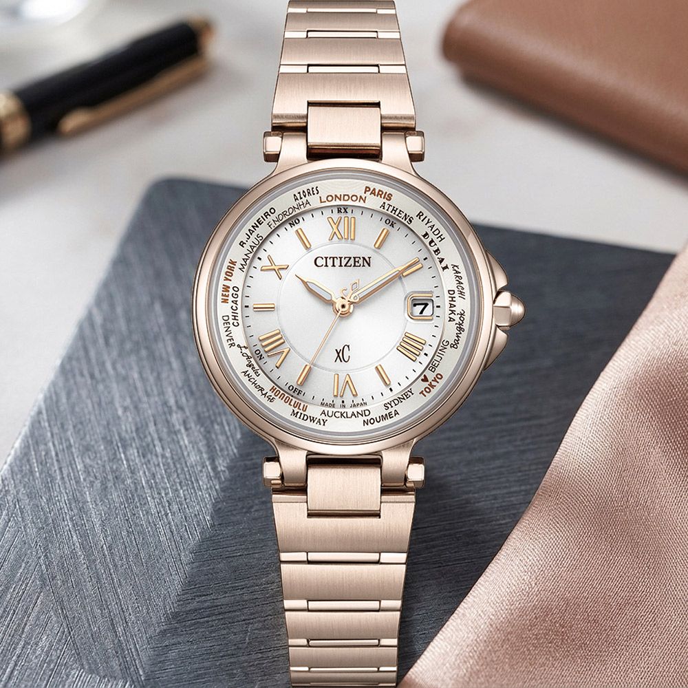 CITIZEN 星辰XC 光動能電波萬年曆女錶-29mm 玫瑰金 送禮 推薦(EC1017-58A)