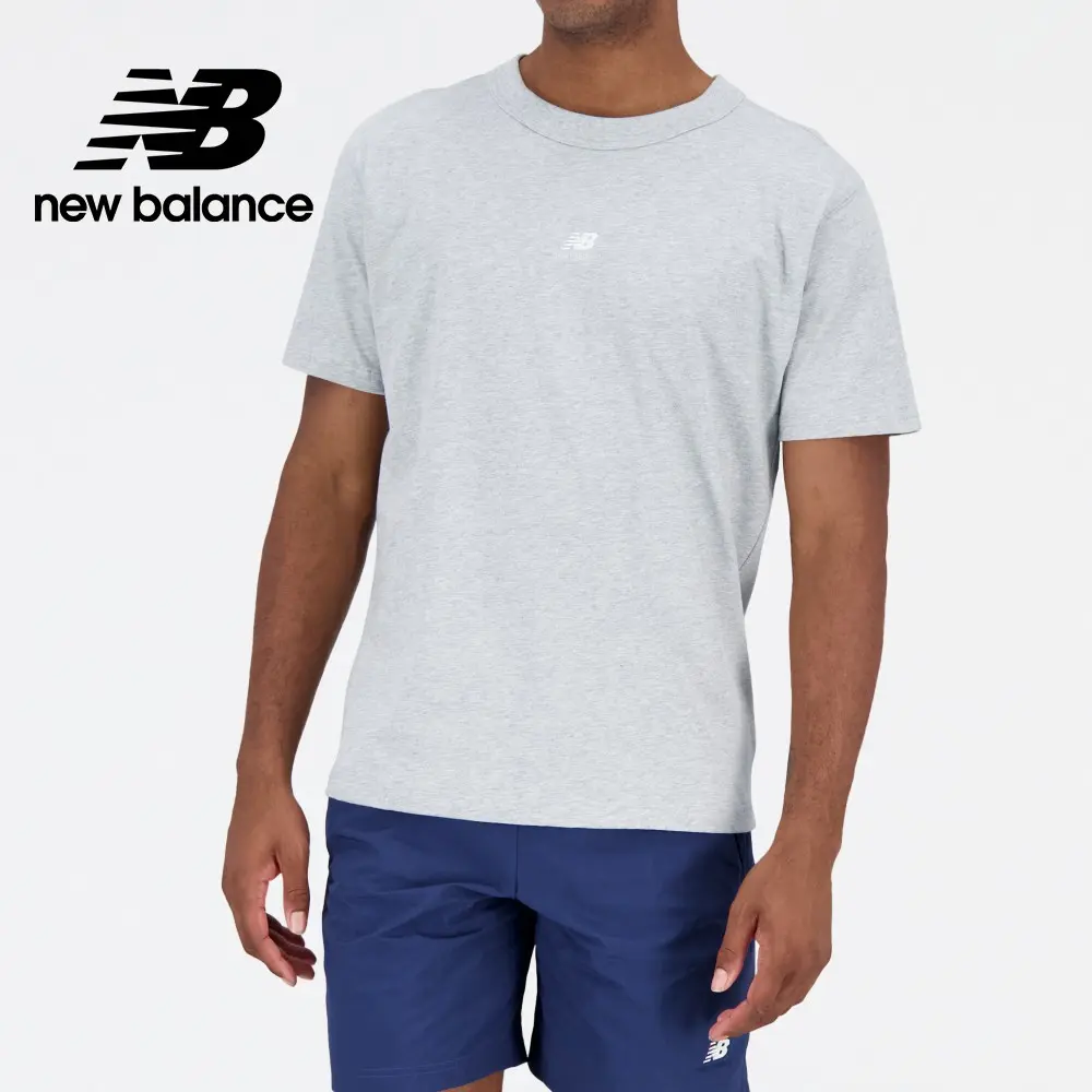 【New Balance】圓領親膚LOGO短袖上衣_AMT31504AG_男性_灰色/L