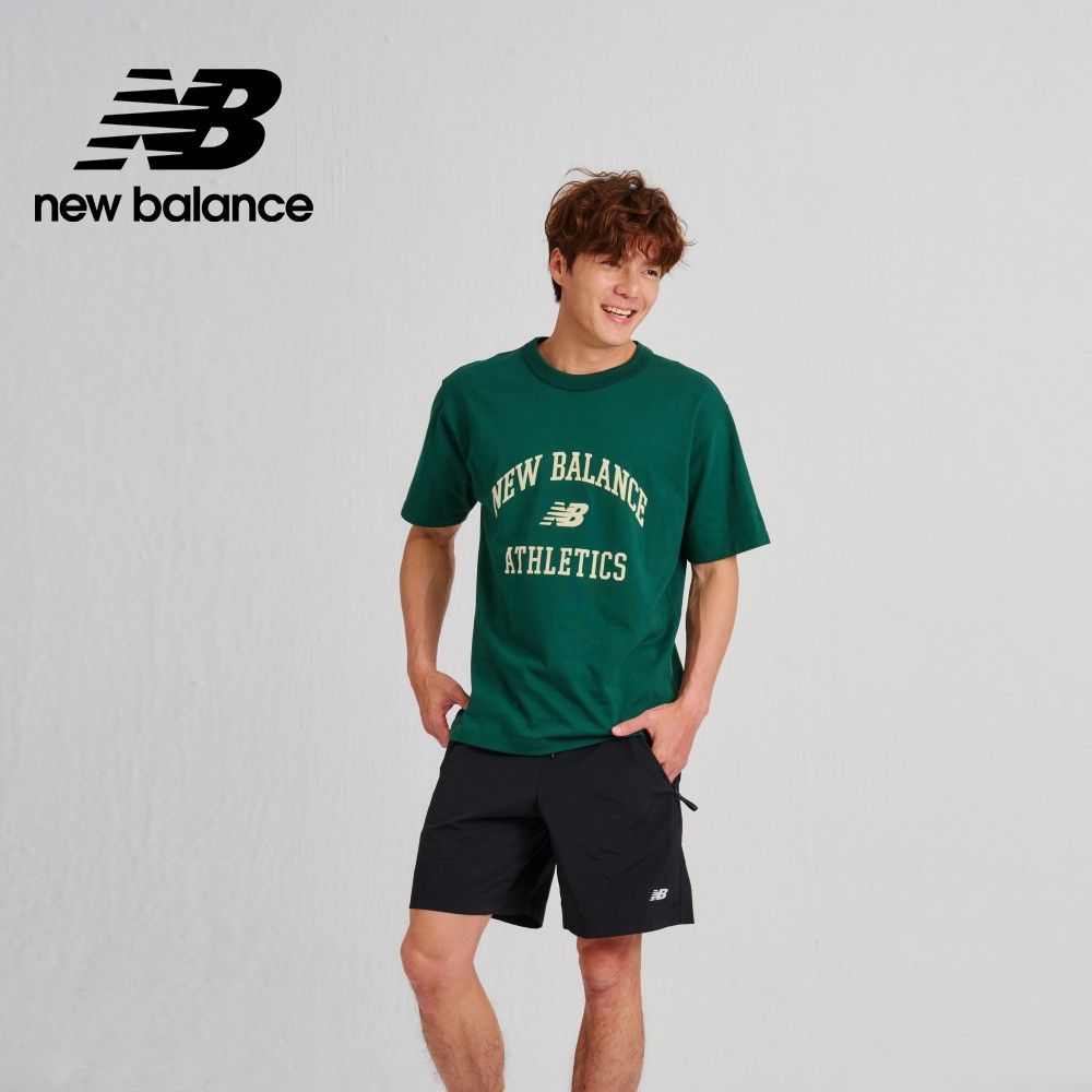 【New Balance】親膚植絨學院風文字短袖上衣_AMT33551NWG_男性_綠色/L