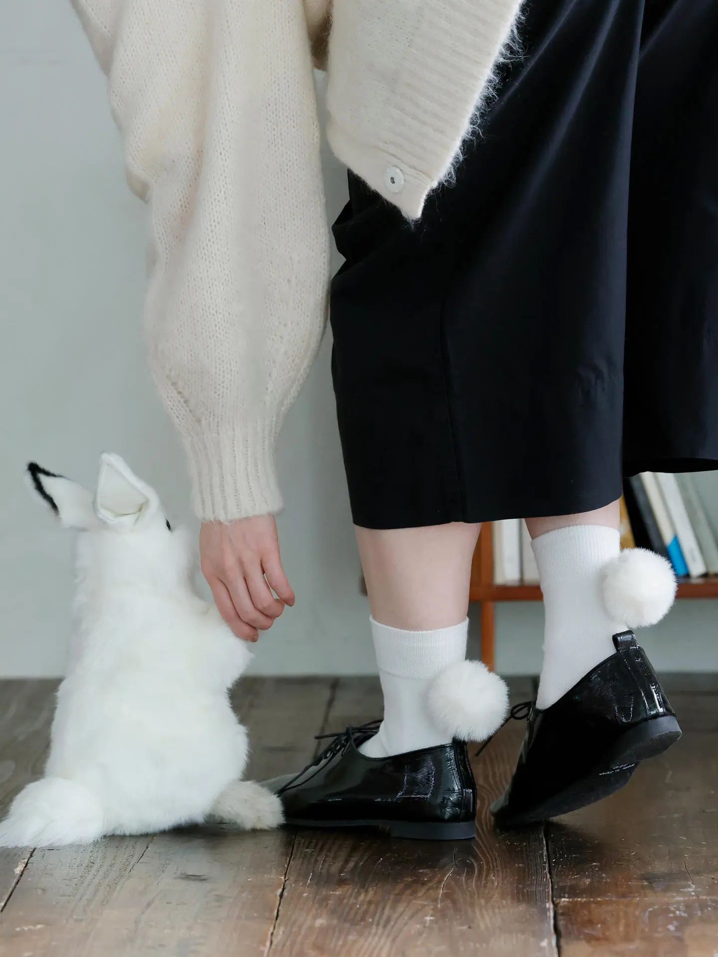 日本 Tabio 可拆式毛球球素色中筒襪/ 01/ Off White