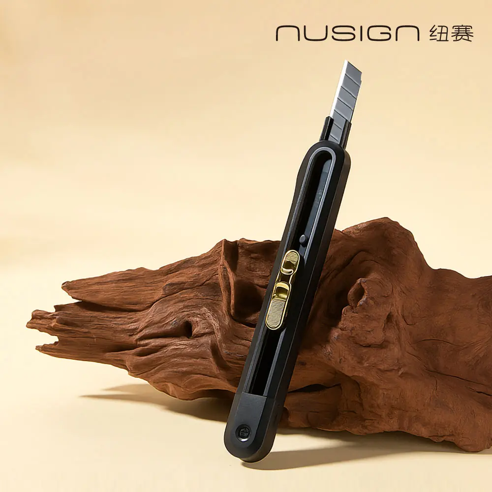 得力Deli NUSIGN小美工刀/ ENS063G/ 日耀金山黑