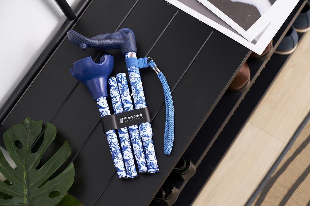 Merry Sticks悅杖自立式人體工學折疊手杖/ 藍色佩斯里/ 右手用